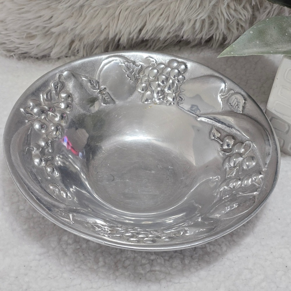 Wilton Armetale Metal Fruit Bowl Grape Leaf Embossed Serving Dish